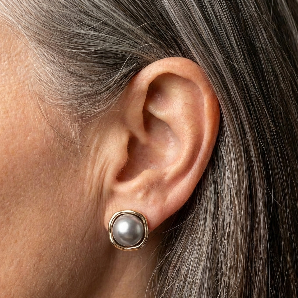 An Elegant Black Pearl Earrings