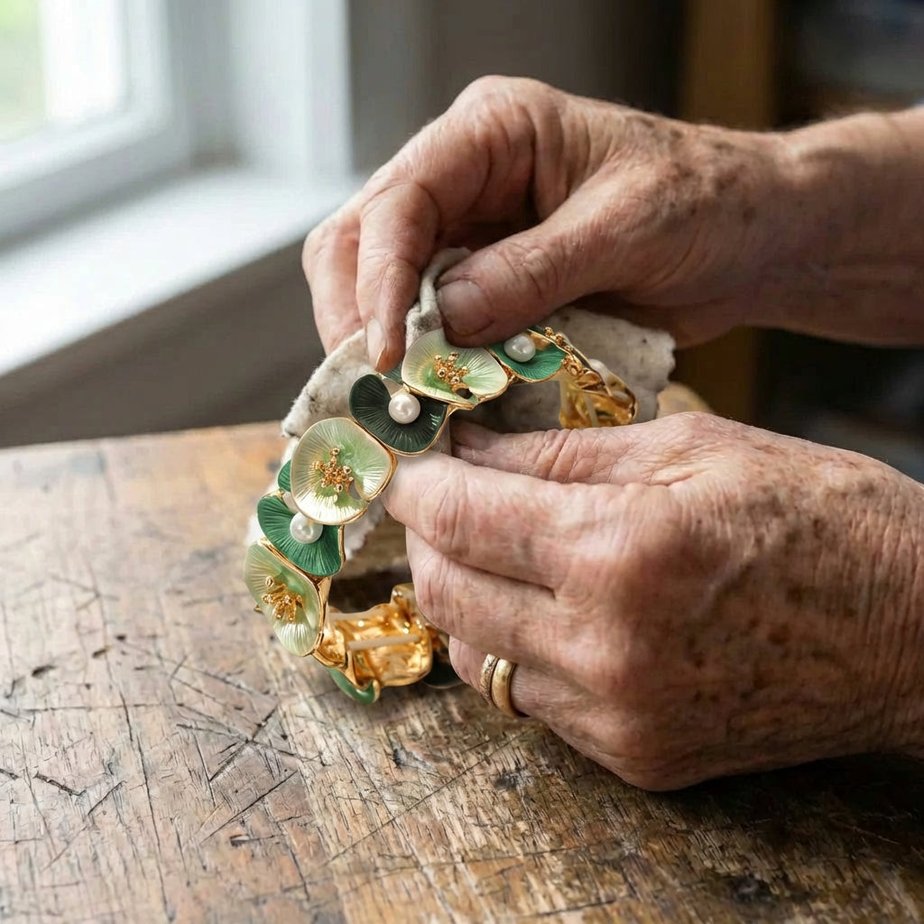 A Vintage Green Floral Pearl Bracelet